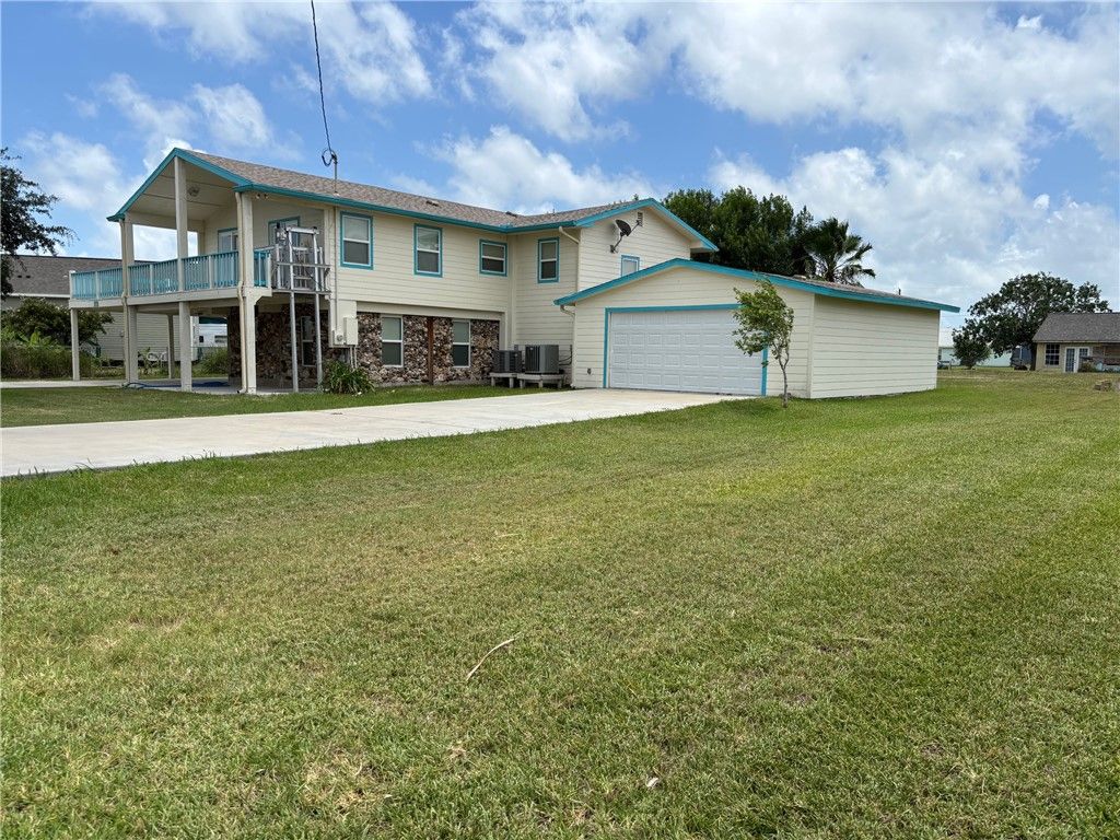 112 Lakeshore Dr, Rockport, TX 78382
