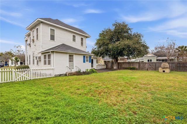 1208 N Moody Street, Victoria, TX 77901