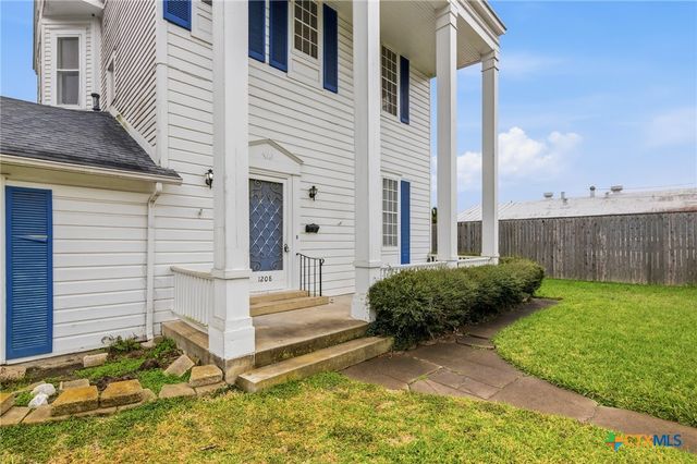 1208 N Moody Street, Victoria, TX 77901