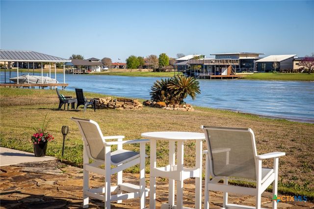 925 River Ranch Circle, Martindale, TX 78655