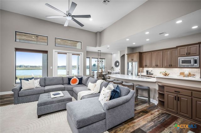 925 River Ranch Circle, Martindale, TX 78655