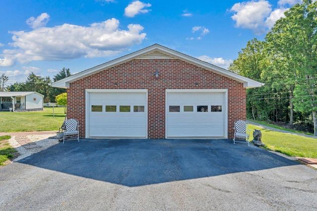 3226 Rakes RD, Rocky Mount, VA 24151