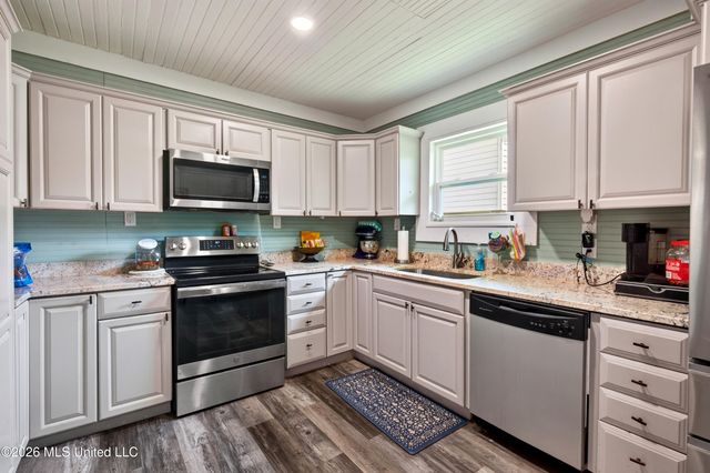 918 Sears Avenue, Waveland, MS 39576