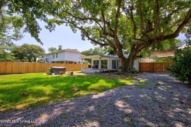 918 Sears Avenue, Waveland, MS 39576
