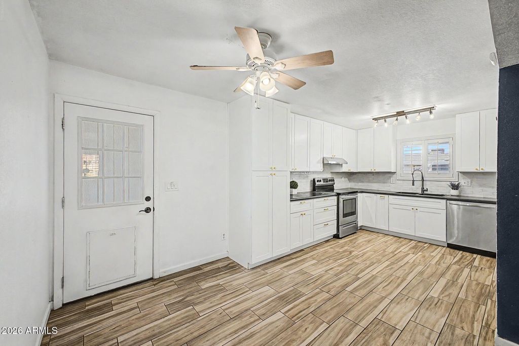 Image 5 of property listing at 329 E JUNIPER Street, Mesa, AZ 85201