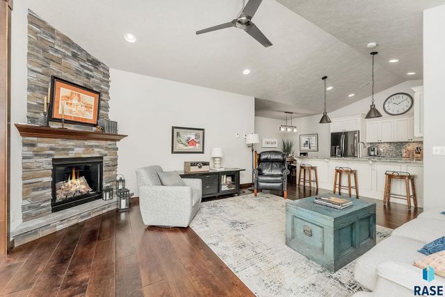 5602 E Eastbridge Pl, Sioux Falls, SD 57110