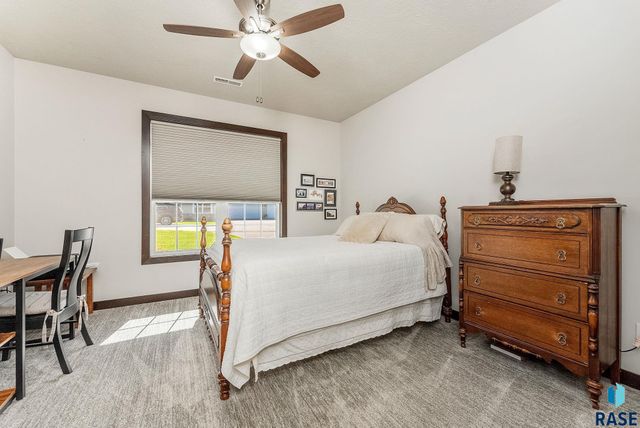 5602 E Eastbridge Pl, Sioux Falls, SD 57110