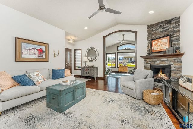 5602 E Eastbridge Pl, Sioux Falls, SD 57110