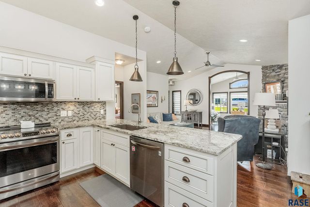 5602 E Eastbridge Pl, Sioux Falls, SD 57110