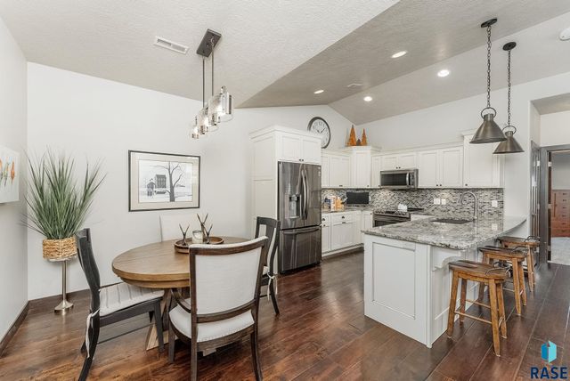 5602 E Eastbridge Pl, Sioux Falls, SD 57110