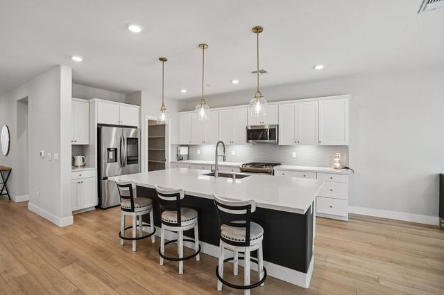 6104 Blue Dog Dr, Roseville, CA 95747