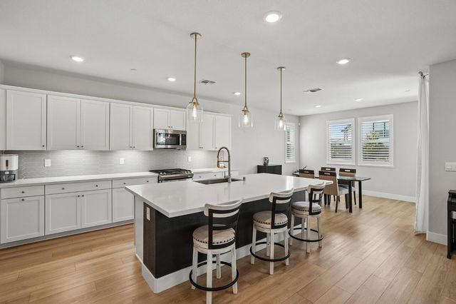 6104 Blue Dog Dr, Roseville, CA 95747