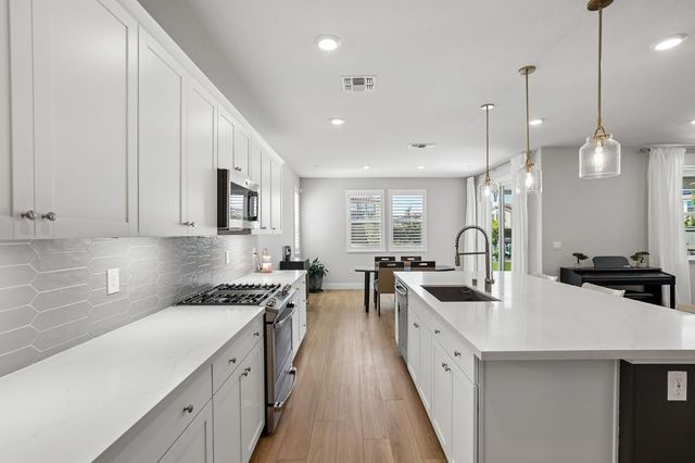 6104 Blue Dog Dr, Roseville, CA 95747