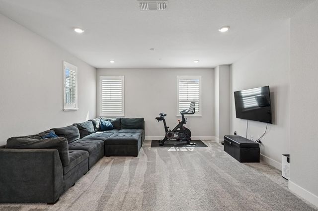 6104 Blue Dog Dr, Roseville, CA 95747
