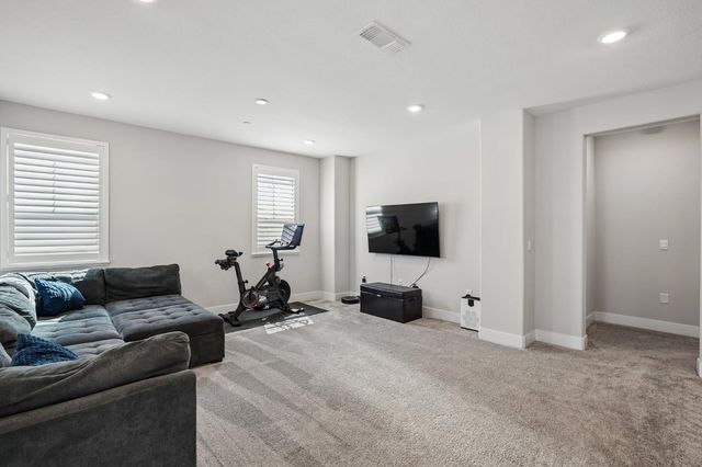 6104 Blue Dog Dr, Roseville, CA 95747