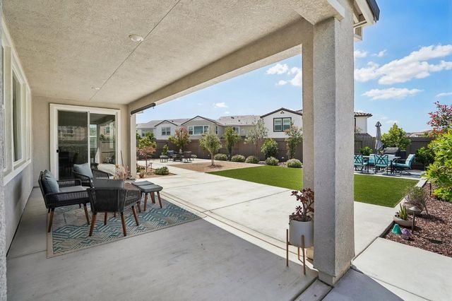 6104 Blue Dog Dr, Roseville, CA 95747