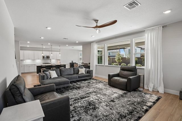 6104 Blue Dog Dr, Roseville, CA 95747