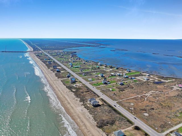 1067 Sea Gull St, Gilchrist, TX 77617