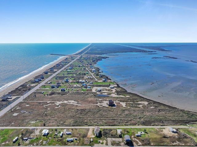 1067 Sea Gull St, Gilchrist, TX 77617