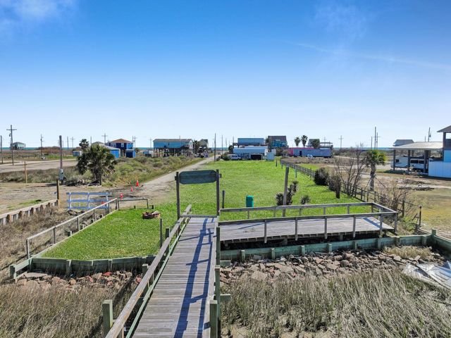1067 Sea Gull St, Gilchrist, TX 77617