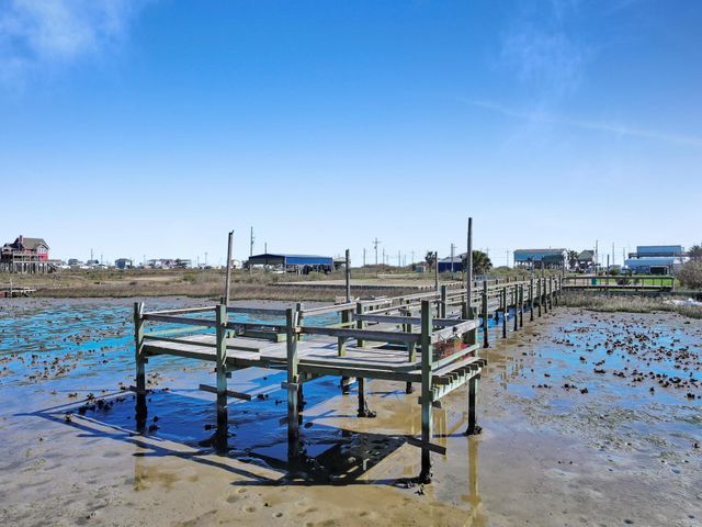 1067 Sea Gull St, Gilchrist, TX 77617
