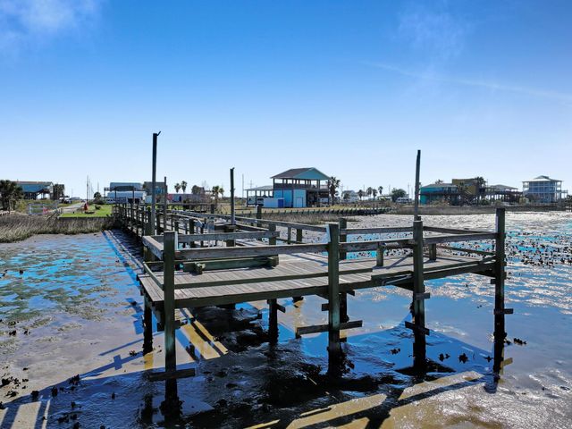 1067 Sea Gull St, Gilchrist, TX 77617