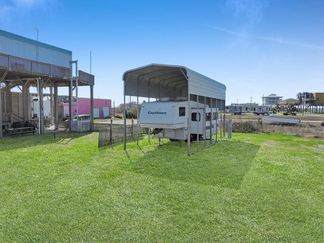 1067 Sea Gull St, Gilchrist, TX 77617