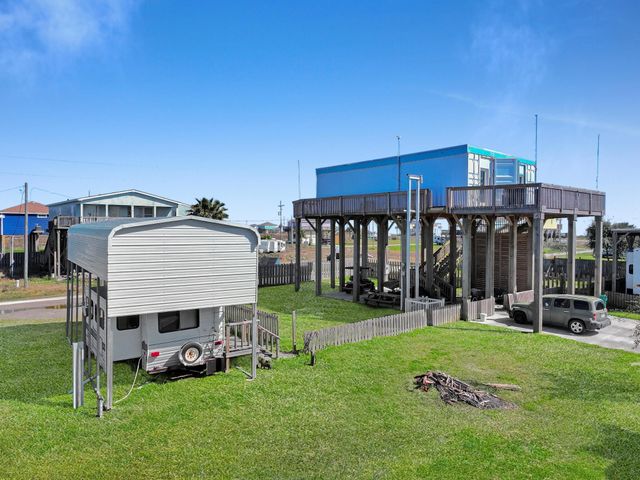 1067 Sea Gull St, Gilchrist, TX 77617