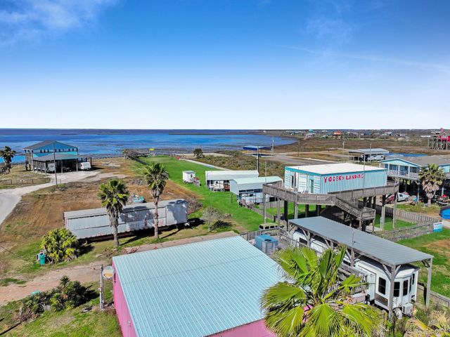 1067 Sea Gull St, Gilchrist, TX 77617