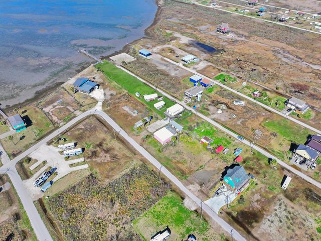 1067 Sea Gull St, Gilchrist, TX 77617