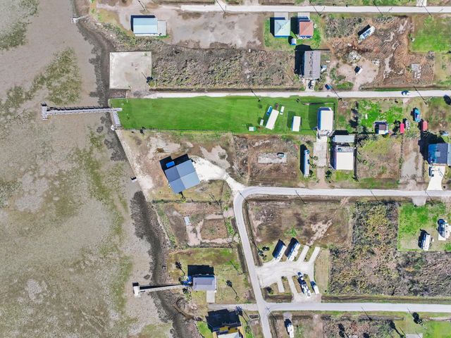1067 Sea Gull St, Gilchrist, TX 77617