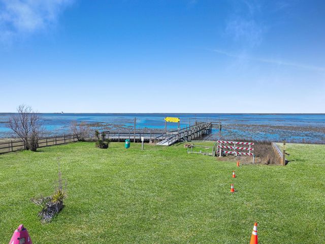 1067 Sea Gull St, Gilchrist, TX 77617