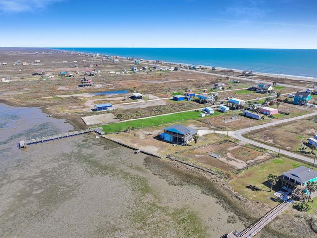 1067 Sea Gull St, Gilchrist, TX 77617