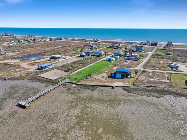 1067 Sea Gull St, Gilchrist, TX 77617