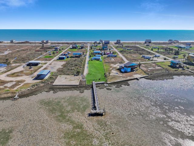 1067 Sea Gull St, Gilchrist, TX 77617