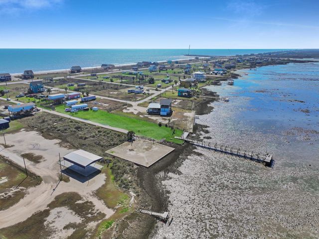 1067 Sea Gull St, Gilchrist, TX 77617