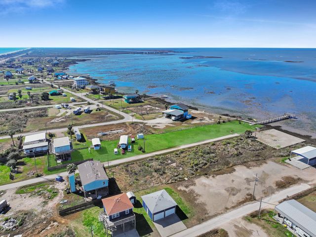 1067 Sea Gull St, Gilchrist, TX 77617