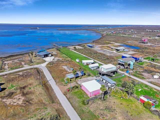 1067 Sea Gull St, Gilchrist, TX 77617