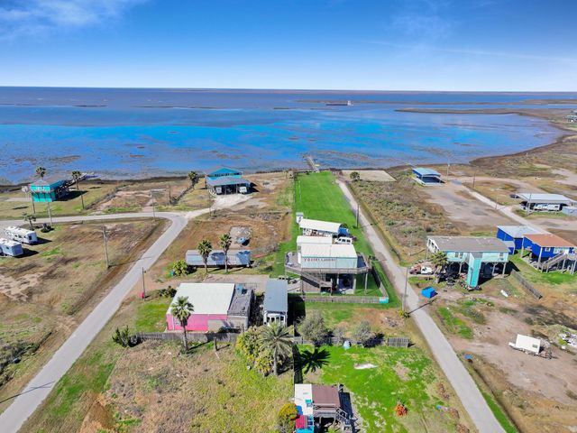 1067 Sea Gull St, Gilchrist, TX 77617