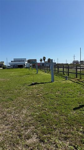 1067 Sea Gull St, Gilchrist, TX 77617