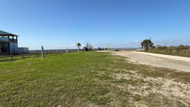 1067 Sea Gull St, Gilchrist, TX 77617