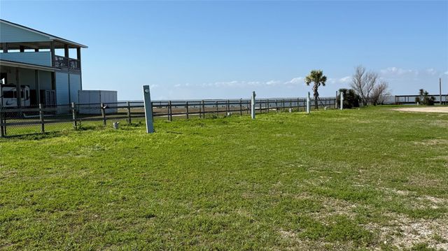 1067 Sea Gull St, Gilchrist, TX 77617
