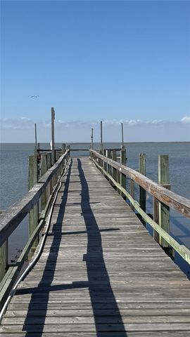 1067 Sea Gull St, Gilchrist, TX 77617