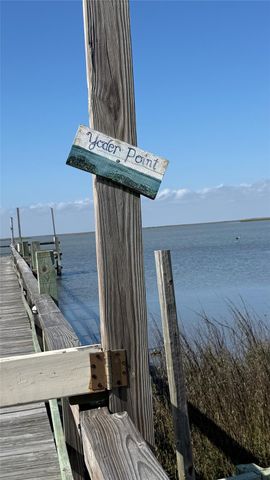 1067 Sea Gull St, Gilchrist, TX 77617