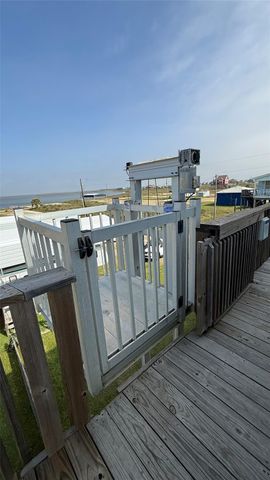 1067 Sea Gull St, Gilchrist, TX 77617
