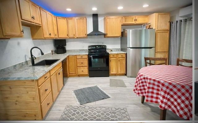 1067 Sea Gull St, Gilchrist, TX 77617