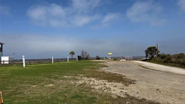 1067 Sea Gull St, Gilchrist, TX 77617