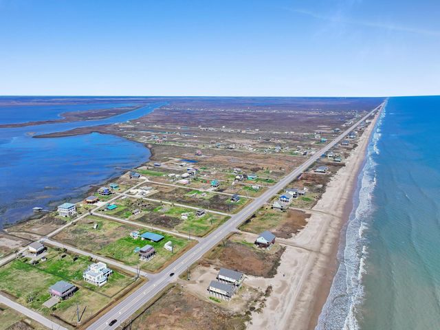 1067 Sea Gull St, Gilchrist, TX 77617