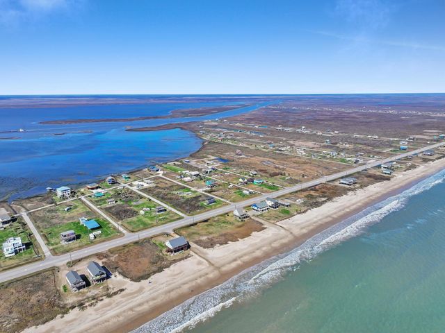 1067 Sea Gull St, Gilchrist, TX 77617