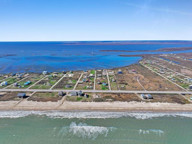1067 Sea Gull St, Gilchrist, TX 77617